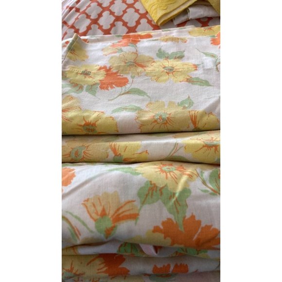 Other - Vintage twin sheet set with 2 pillow cases. 150